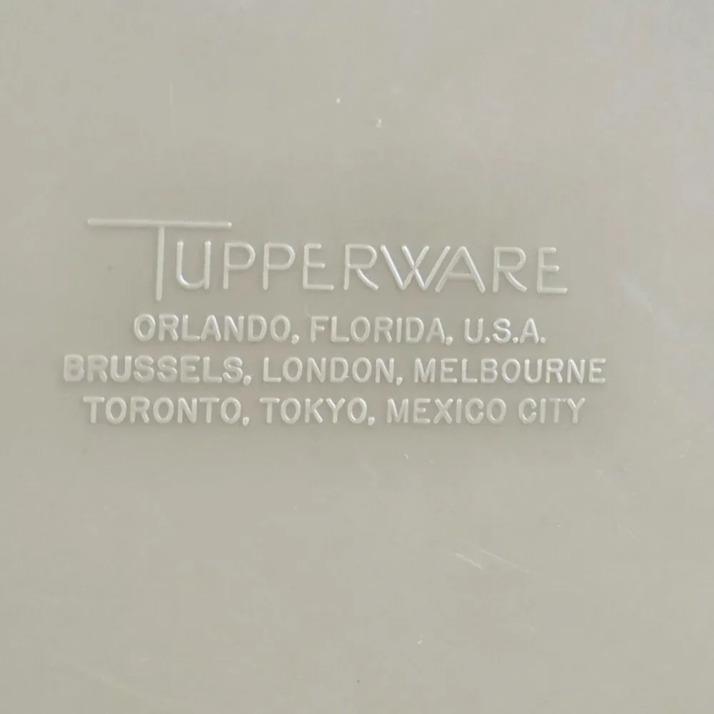 Tupperware Cream and Tan Cake Keeper